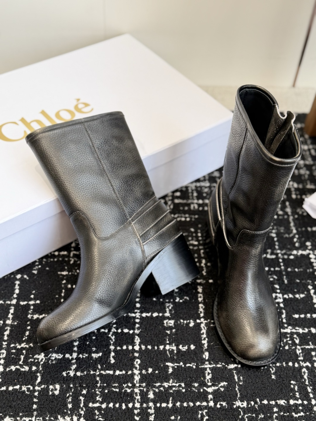 代购级短靴 Chloe 2026秋冬秀场时装骑士靴 圆头 粗跟高筒靴 蔻依,一个顶级时装品牌,站在高跟鞋上,我可以看 代购级短靴 Chloe 2026秋冬秀场时装骑士靴 圆头 粗跟高筒靴 蔻依,一个顶级时装品牌,站在高跟鞋上,我可以看