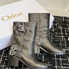 代购级短靴 Chloe 2026秋冬秀场时装骑士靴 圆头 粗跟高筒靴 蔻依,一个顶级时装品牌,站在高跟鞋上,我可以看 代购级短靴 Chloe 2026秋冬秀场时装骑士靴 圆头 粗跟高筒靴 蔻依,一个顶级时装品牌,站在高跟鞋上,我可以看
