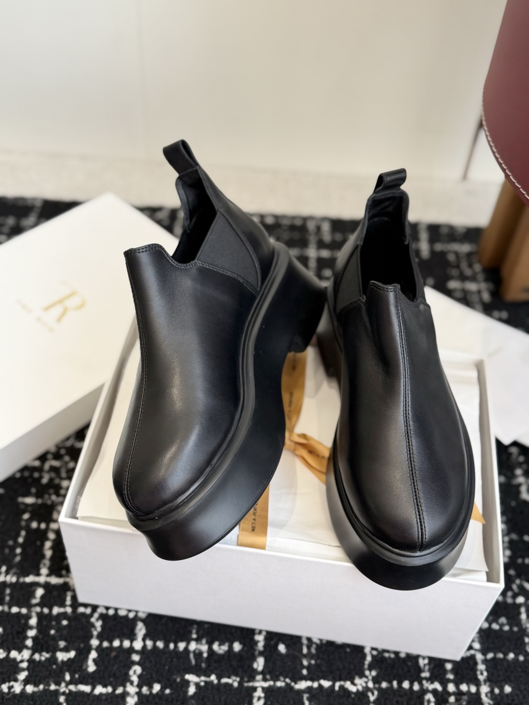 东莞代购级 The row_经典切尔西短靴！ the row 极简天花板切尔西靴，各大网红博主推荐 一如既往的它把持着自