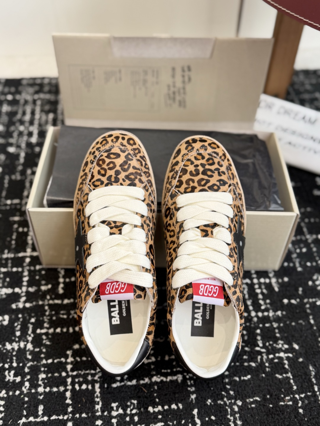 代购级女款 情侣款 男士+10 GGDB Golden Goose 星星运动鞋板鞋休闲鞋 延续品牌标志性的做旧脏脏鞋风格 代购级女款 情侣款 男士+10 GGDB Golden Goose 星星运动鞋板鞋休闲鞋 延续品牌标志性的做旧脏脏鞋风格