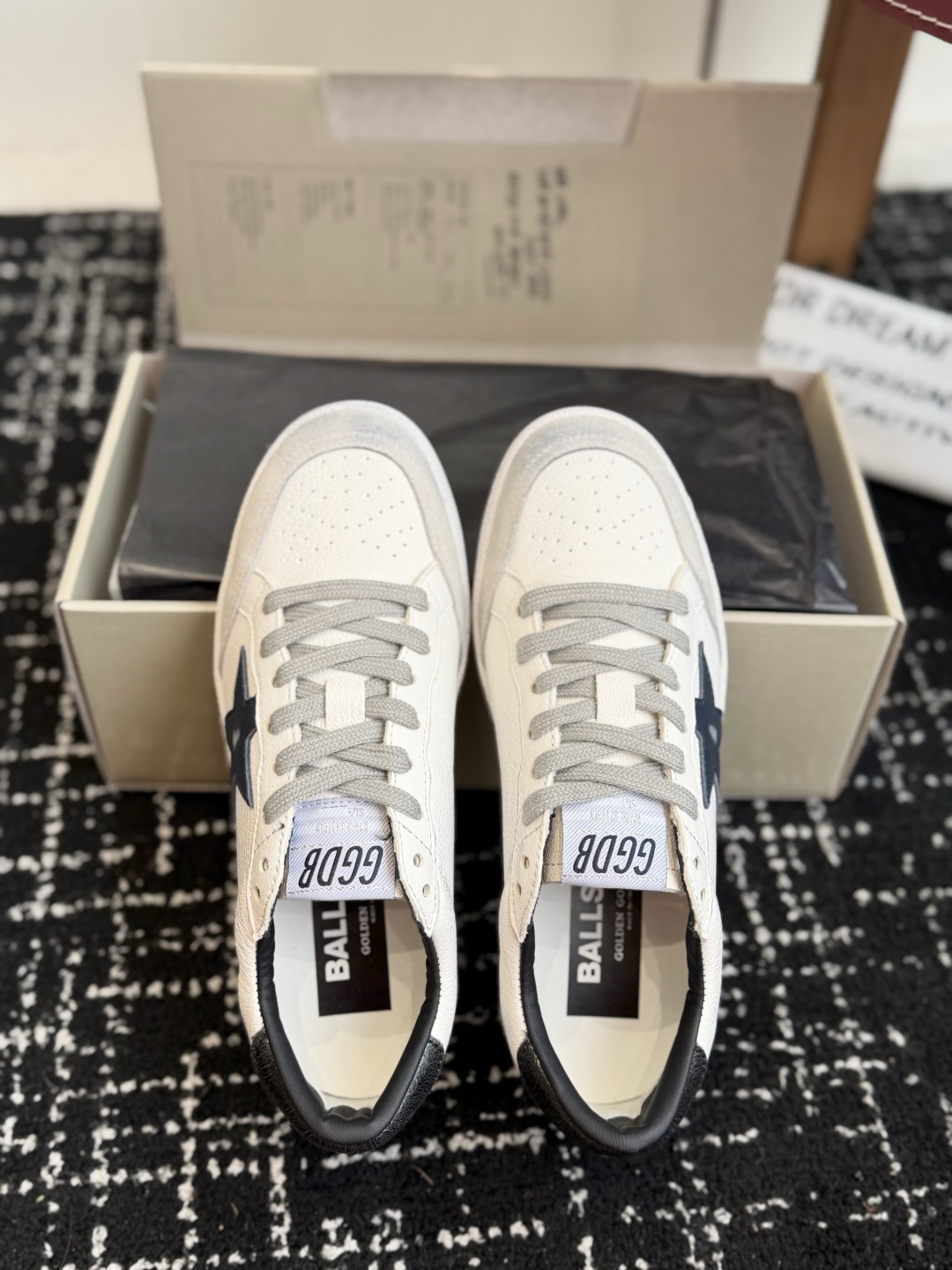 代购级女款 情侣款 男士+10 GGDB Golden Goose 星星运动鞋板鞋休闲鞋 延续品牌标志性的做旧脏脏鞋风格