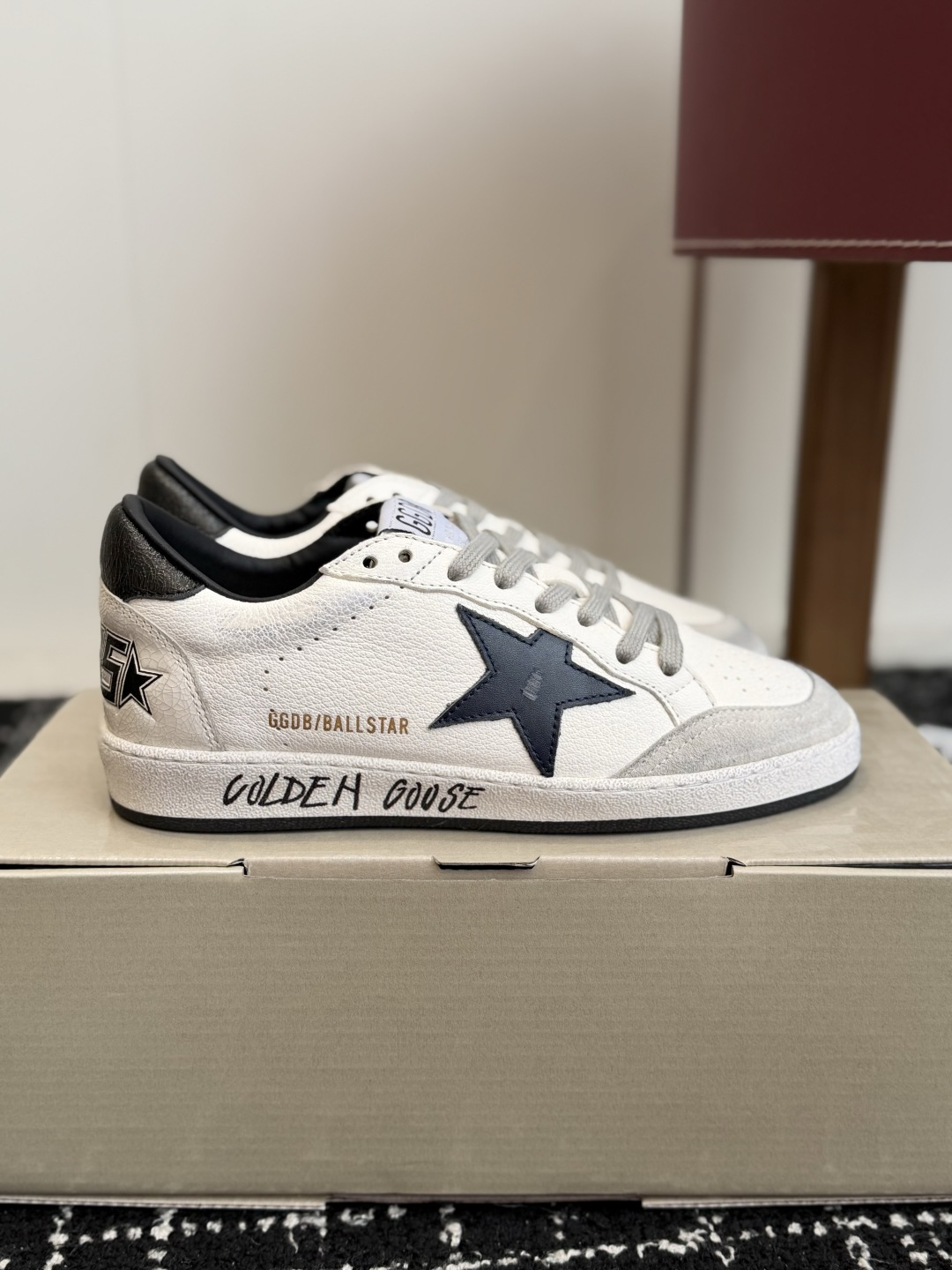 代购级女款 情侣款 男士+10 GGDB Golden Goose 星星运动鞋板鞋休闲鞋 延续品牌标志性的做旧脏脏鞋风格