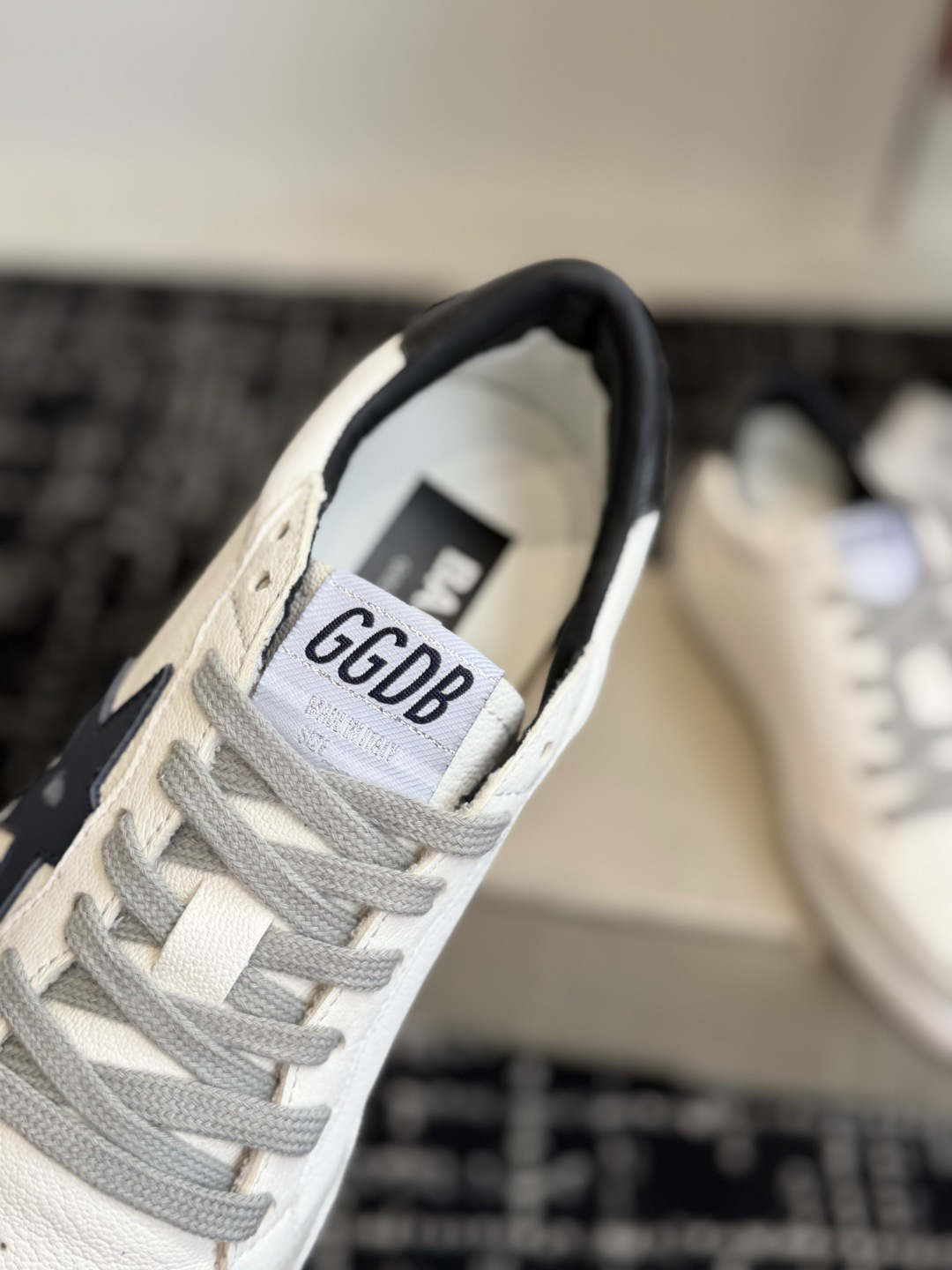 代购级女款 情侣款 男士+10 GGDB Golden Goose 星星运动鞋板鞋休闲鞋 延续品牌标志性的做旧脏脏鞋风格