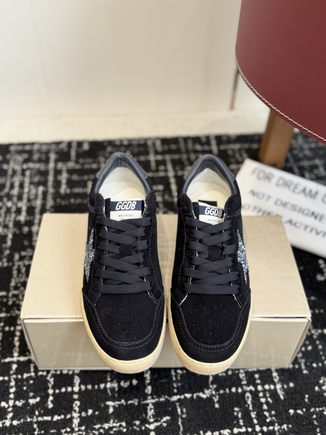 代购级女款 情侣款 男士+10 GGDB Golden Goose 星星运动鞋板鞋休闲鞋 延续品牌标志性的做旧脏脏鞋风格 代购级女款 情侣款 男士+10 GGDB Golden Goose 星星运动鞋板鞋休闲鞋 延续品牌标志性的做旧脏脏鞋风格