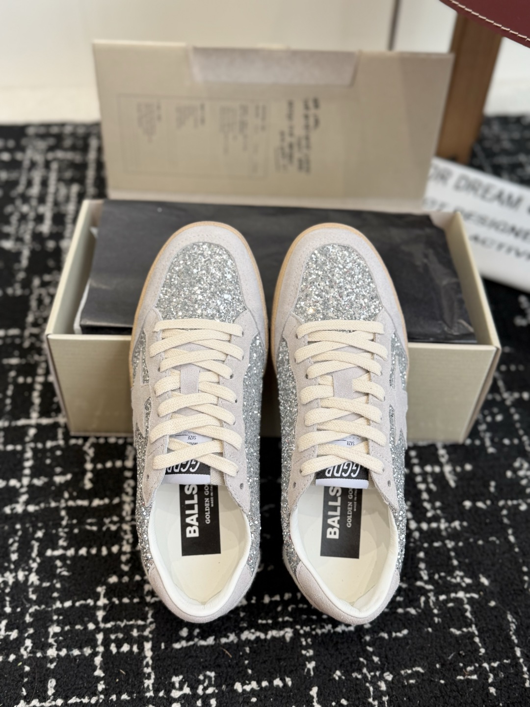 代购级女款 情侣款 男士+10 GGDB Golden Goose 星星运动鞋板鞋休闲鞋 延续品牌标志性的做旧脏脏鞋风格 代购级女款 情侣款 男士+10 GGDB Golden Goose 星星运动鞋板鞋休闲鞋 延续品牌标志性的做旧脏脏鞋风格