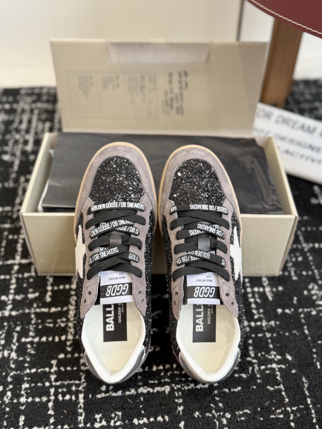 代购级女款 情侣款 男士+10 GGDB Golden Goose 星星运动鞋板鞋休闲鞋 延续品牌标志性的做旧脏脏鞋风格