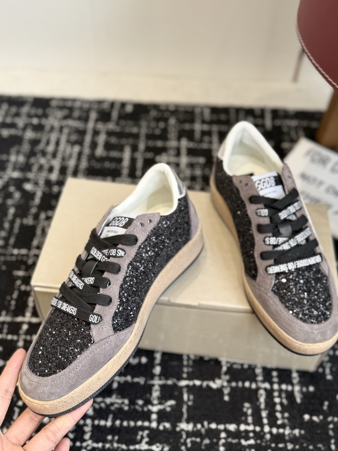 代购级女款 情侣款 男士+10 GGDB Golden Goose 星星运动鞋板鞋休闲鞋 延续品牌标志性的做旧脏脏鞋风格