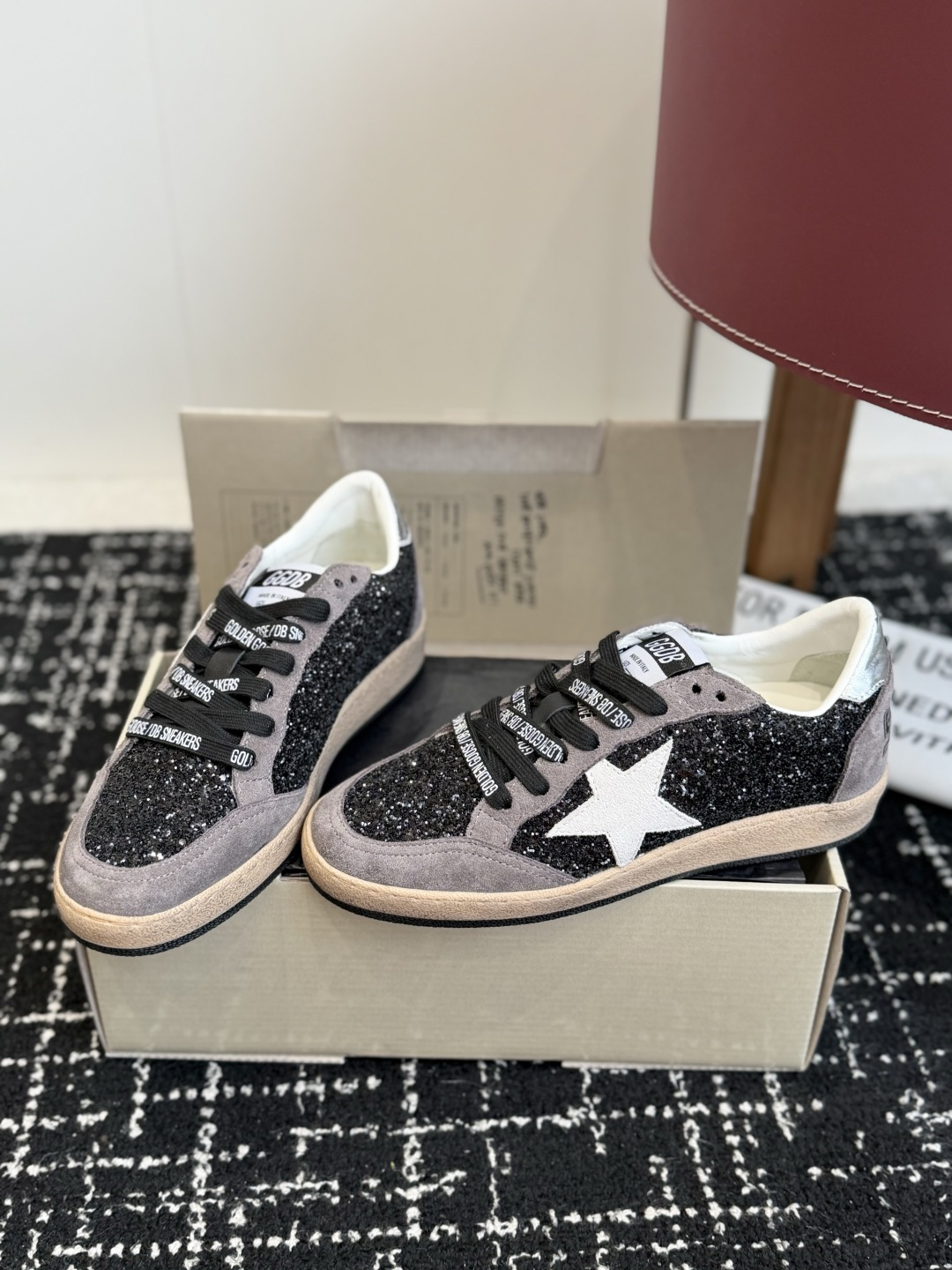 代购级女款 情侣款 男士+10 GGDB Golden Goose 星星运动鞋板鞋休闲鞋 延续品牌标志性的做旧脏脏鞋风格