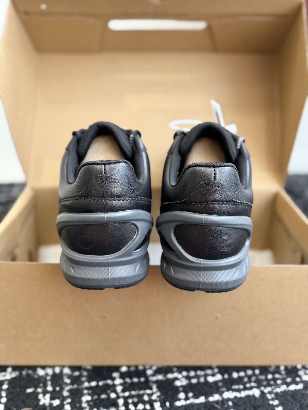 代购级 ECCO爱步26年限量款户外登山健步鞋✨ 丹麦老牌ECCO健步探索系列 选用上等牛皮，皮质细腻柔软，透气强韧 直