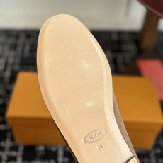 代购级 TOD'S 2026新款羊京乐福鞋✨ 意大利TOD'S经典款,极简百搭平底乐福 利落鞋型,日常通勤都适配,低调高 代购级 TOD'S 2026新款羊京乐福鞋✨ 意大利TOD'S经典款,极简百搭平底乐福 利落鞋型,日常通勤都适配,低调高