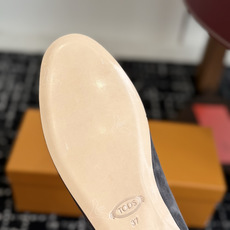 代购级 TOD'S 2026新款羊京乐福鞋✨ 意大利TOD'S经典款,极简百搭平底乐福 利落鞋型,日常通勤都适配,低调高 代购级 TOD'S 2026新款羊京乐福鞋✨ 意大利TOD'S经典款,极简百搭平底乐福 利落鞋型,日常通勤都适配,低调高