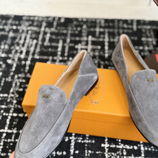 代购级 TOD'S 2026新款羊京乐福鞋✨ 意大利TOD'S经典款,极简百搭平底乐福 利落鞋型,日常通勤都适配,低调高 代购级 TOD'S 2026新款羊京乐福鞋✨ 意大利TOD'S经典款,极简百搭平底乐福 利落鞋型,日常通勤都适配,低调高