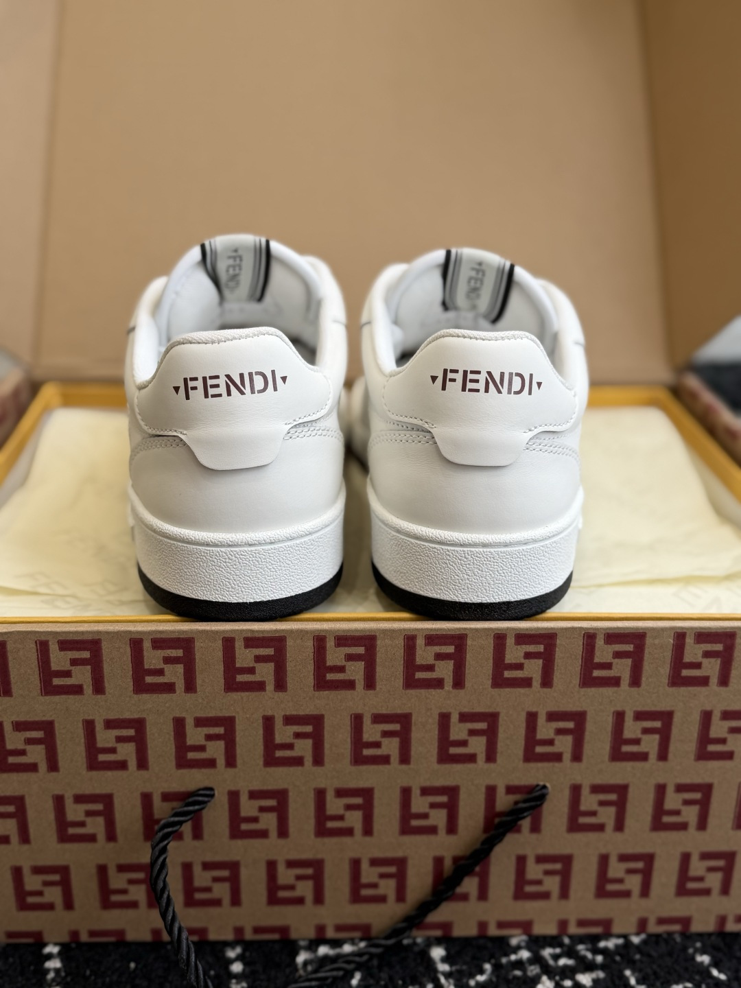 东莞代购级FENDI芬迪爆款系列 情侣款 休闲运动鞋板鞋 FD match设计师打造的经典运动鞋,注入FF复古的设计 东莞代购级FENDI芬迪爆款系列 情侣款 休闲运动鞋板鞋 FD match设计师打造的经典运动鞋,注入FF复古的设计
