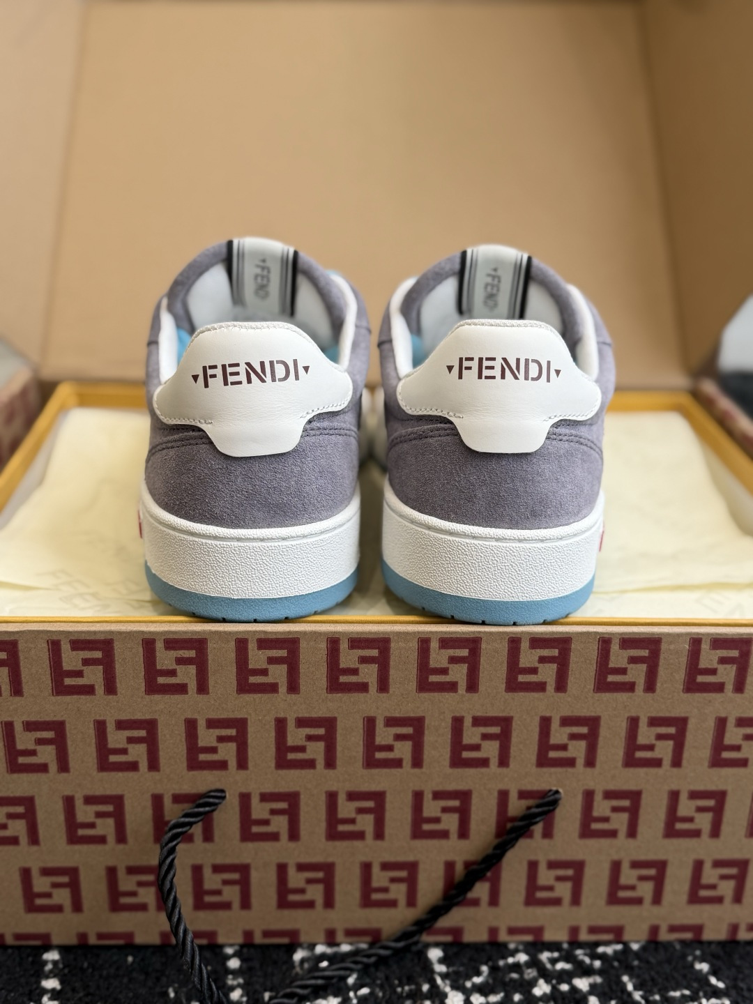 东莞代购级FENDI芬迪爆款系列 情侣款 休闲运动鞋板鞋 FD match设计师打造的经典运动鞋,注入FF复古的设计 东莞代购级FENDI芬迪爆款系列 情侣款 休闲运动鞋板鞋 FD match设计师打造的经典运动鞋,注入FF复古的设计