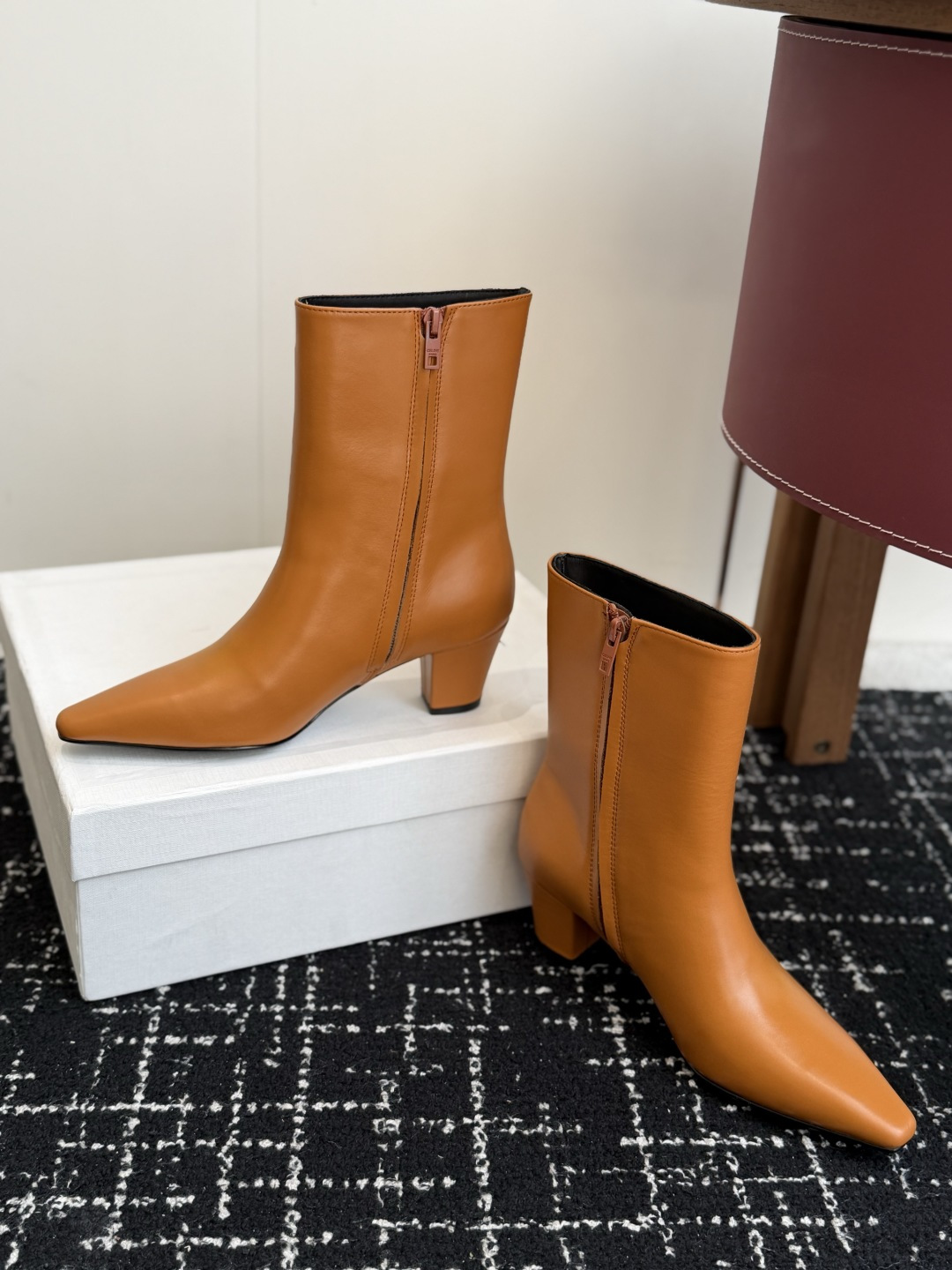 代购级 Celine /塞琳26WF新品凯旋门 复古侧拉链小方头粗跟短靴、经典凯旋门标识点睛、小方头自带复古韵味、侧拉链