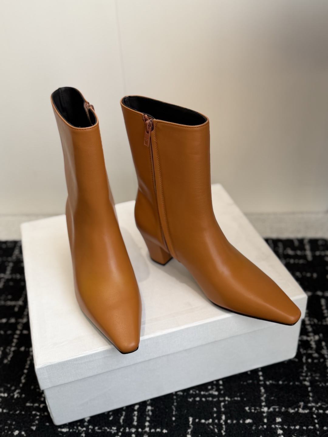代购级 Celine /塞琳26WF新品凯旋门 复古侧拉链小方头粗跟短靴、经典凯旋门标识点睛、小方头自带复古韵味、侧拉链