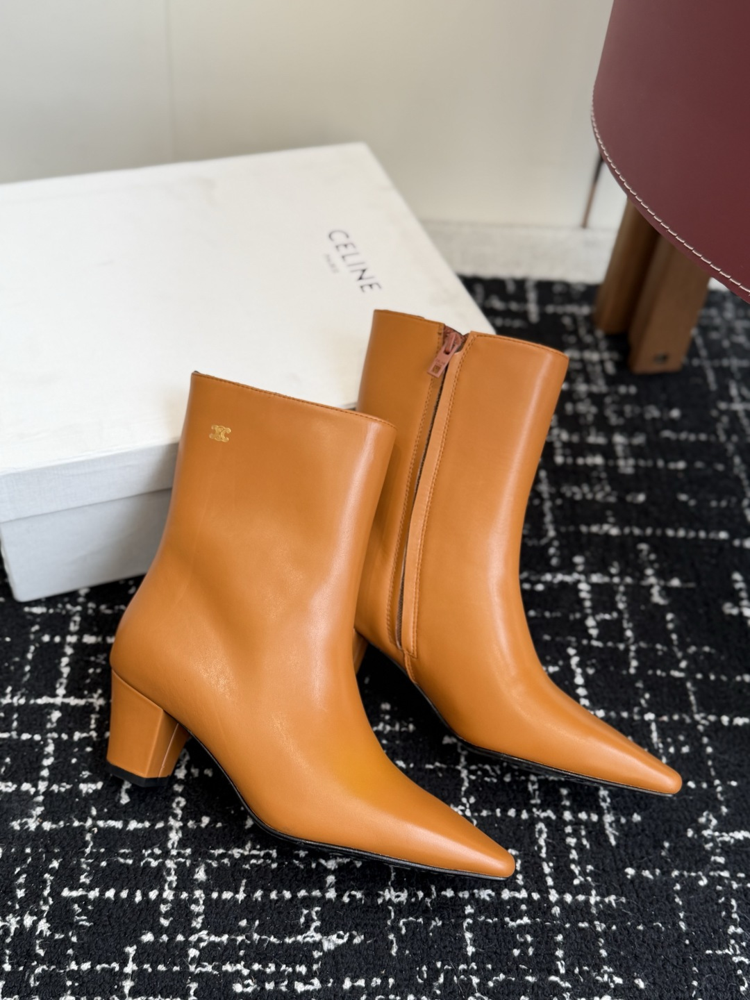 代购级 Celine /塞琳26WF新品凯旋门 复古侧拉链小方头粗跟短靴、经典凯旋门标识点睛、小方头自带复古韵味、侧拉链