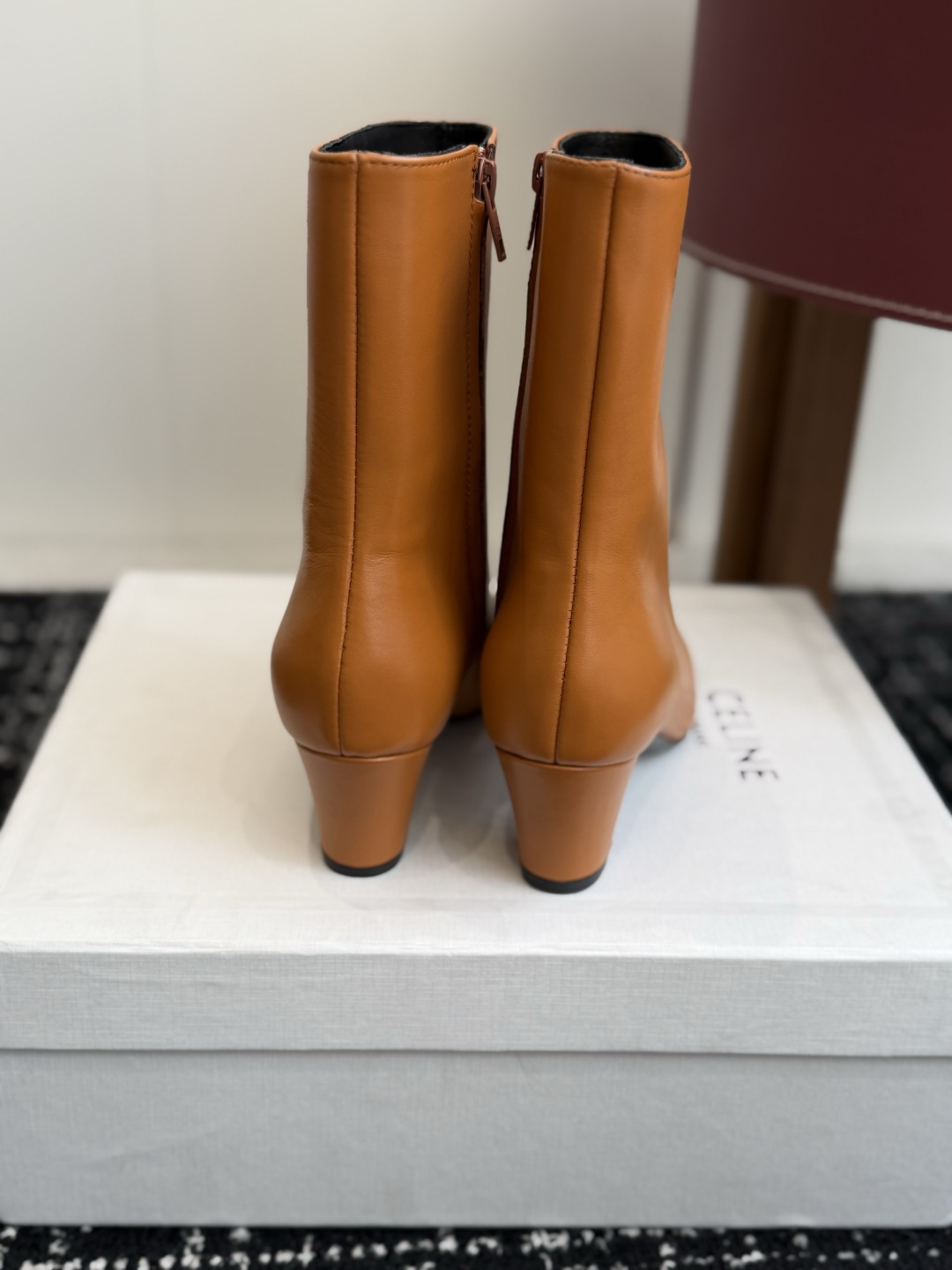 代购级 Celine /塞琳26WF新品凯旋门 复古侧拉链小方头粗跟短靴、经典凯旋门标识点睛、小方头自带复古韵味、侧拉链