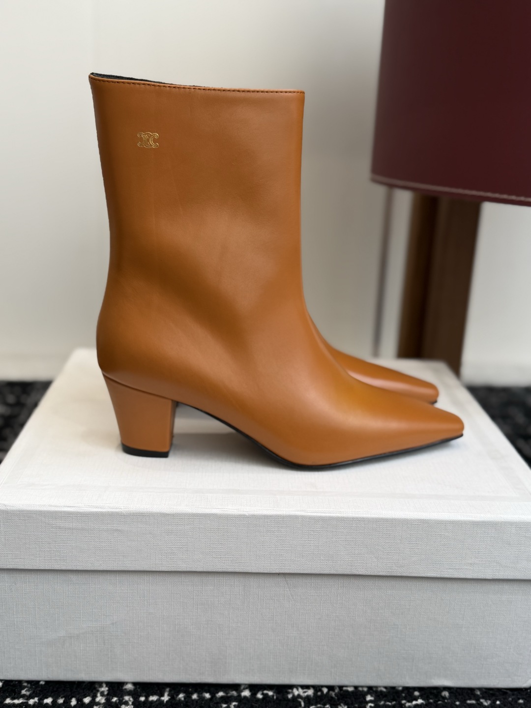 代购级 Celine /塞琳26WF新品凯旋门 复古侧拉链小方头粗跟短靴、经典凯旋门标识点睛、小方头自带复古韵味、侧拉链