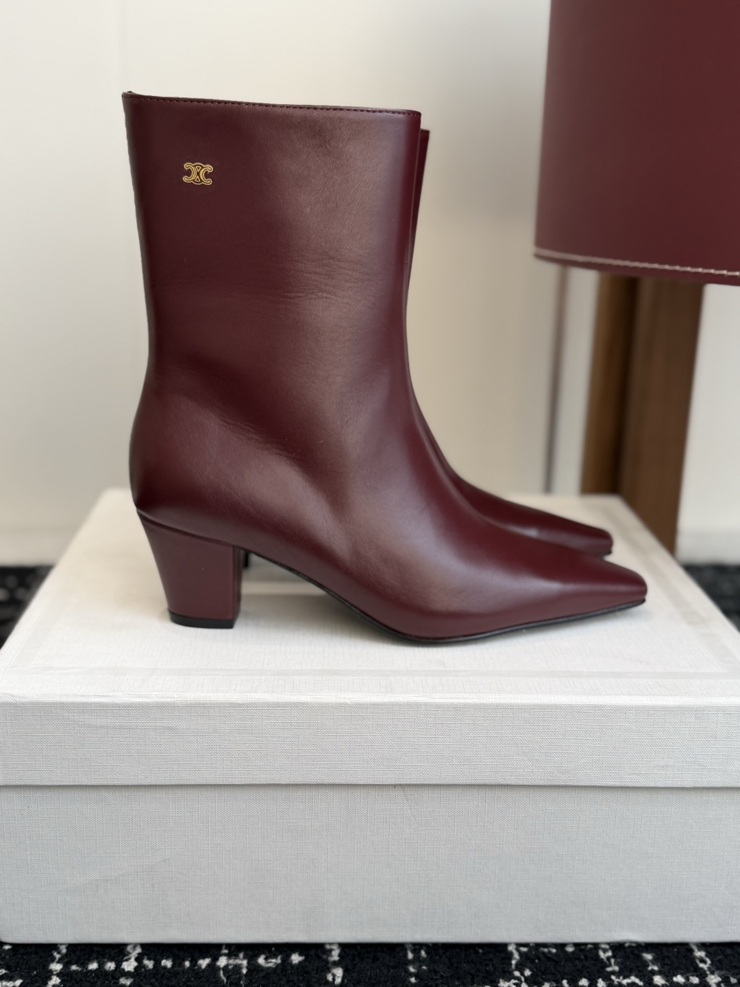 代购级 Celine /塞琳26WF新品凯旋门 复古侧拉链小方头粗跟短靴、经典凯旋门标识点睛、小方头自带复古韵味、侧拉链
