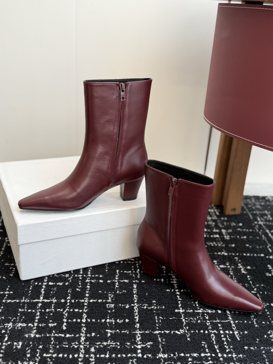 代购级 Celine /塞琳26WF新品凯旋门 复古侧拉链小方头粗跟短靴、经典凯旋门标识点睛、小方头自带复古韵味、侧拉链