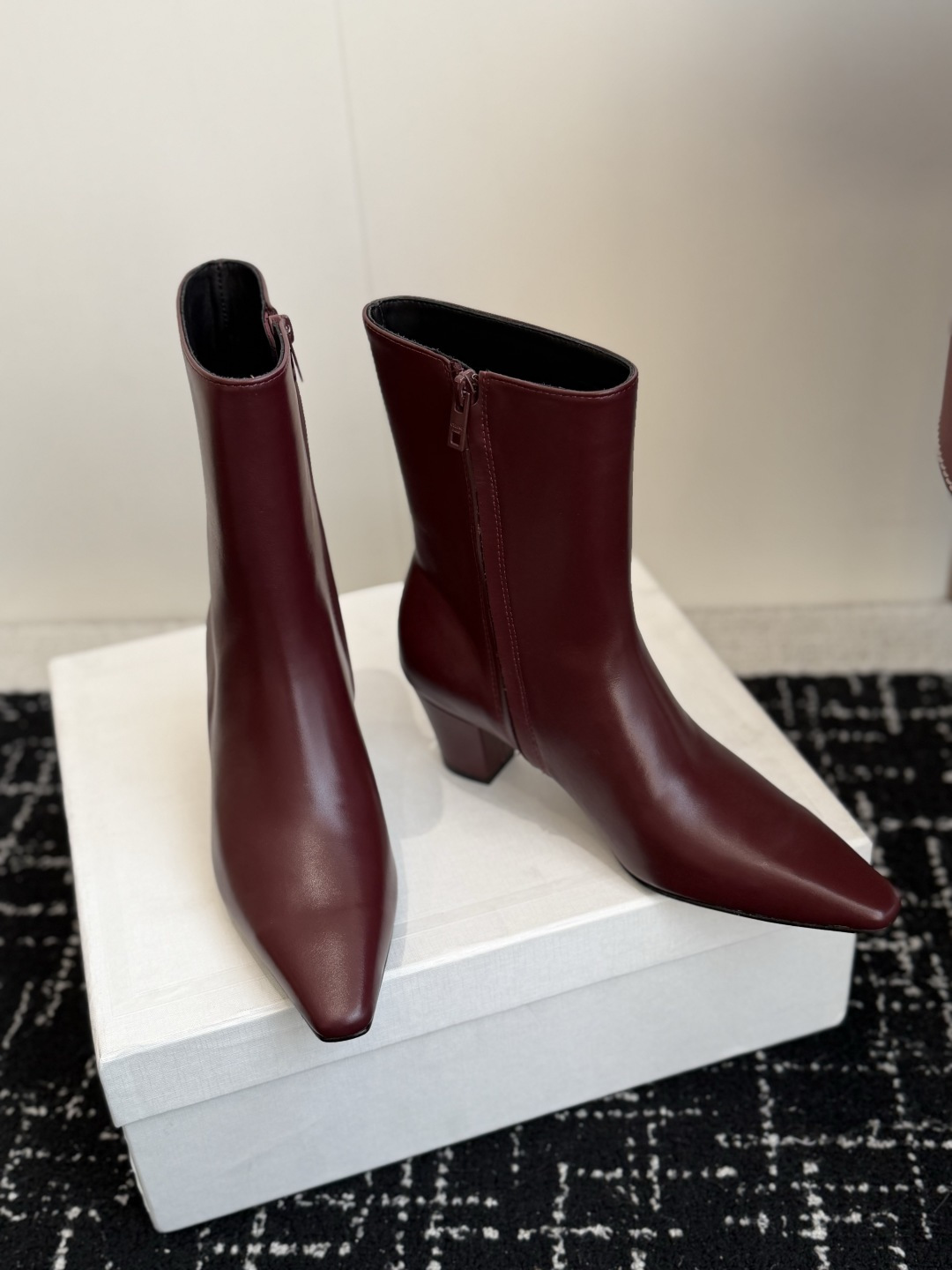 代购级 Celine /塞琳26WF新品凯旋门 复古侧拉链小方头粗跟短靴、经典凯旋门标识点睛、小方头自带复古韵味、侧拉链