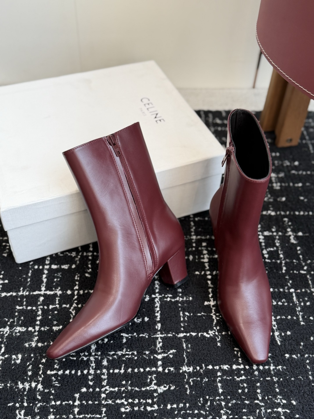 代购级 Celine /塞琳26WF新品凯旋门 复古侧拉链小方头粗跟短靴、经典凯旋门标识点睛、小方头自带复古韵味、侧拉链
