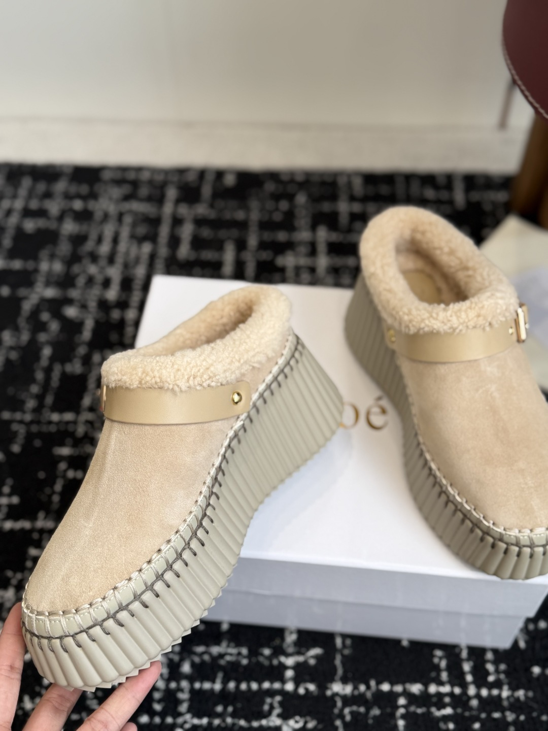 代购级 Chloe蔻依26ss新款厚底加绒雪地短靴✨ 复古搭扣设计,自带松弛氛围感、精选牛反绒面料,质感细腻高级 靴口一 代购级 Chloe蔻依26ss新款厚底加绒雪地短靴✨ 复古搭扣设计,自带松弛氛围感、精选牛反绒面料,质感细腻高级 靴口一