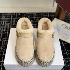 代购级 Chloe蔻依26ss新款厚底加绒雪地短靴✨ 复古搭扣设计,自带松弛氛围感、精选牛反绒面料,质感细腻高级 靴口一 代购级 Chloe蔻依26ss新款厚底加绒雪地短靴✨ 复古搭扣设计,自带松弛氛围感、精选牛反绒面料,质感细腻高级 靴口一