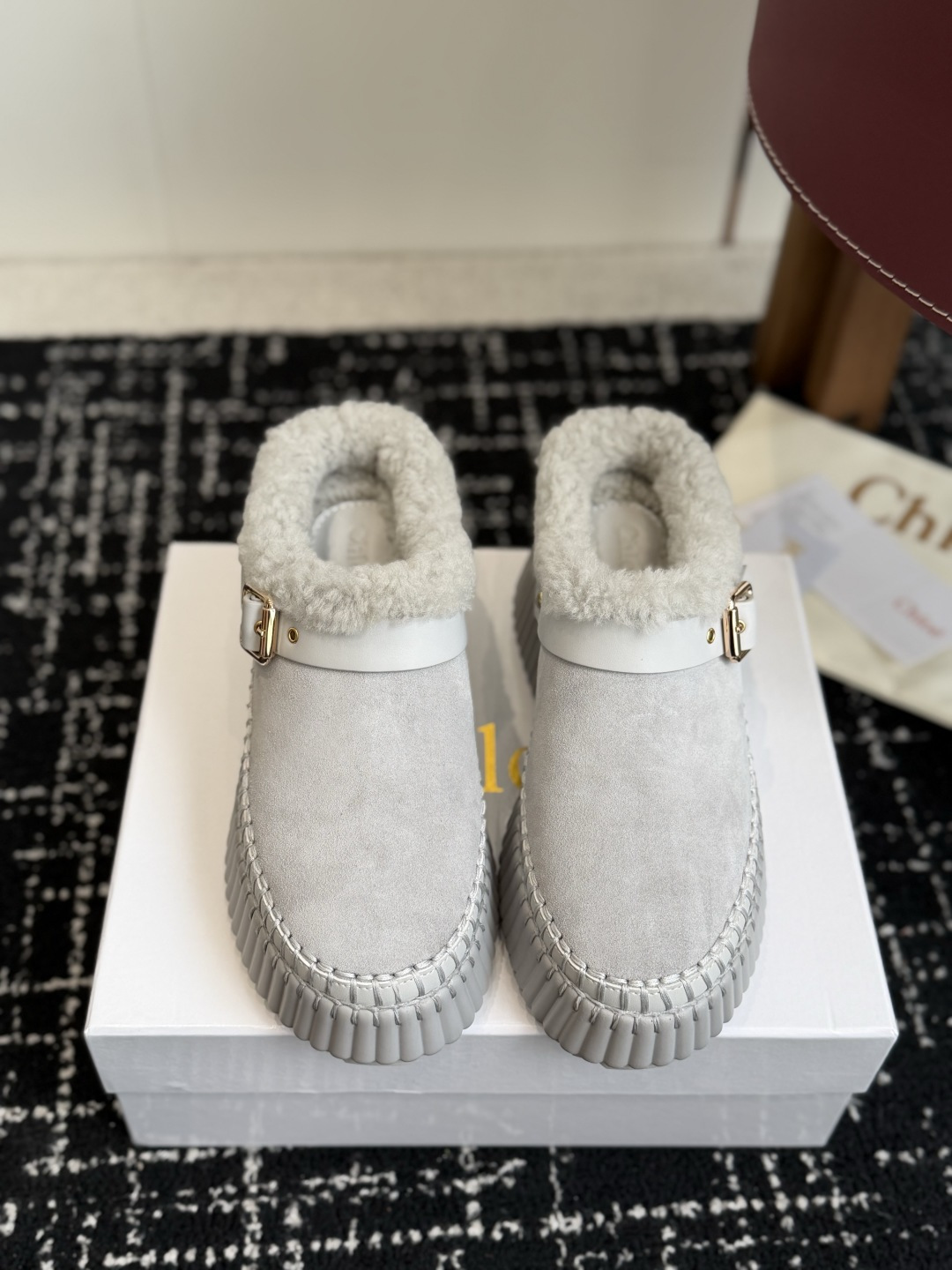 代购级 Chloe蔻依26ss新款厚底加绒雪地短靴✨ 复古搭扣设计,自带松弛氛围感、精选牛反绒面料,质感细腻高级 靴口一 代购级 Chloe蔻依26ss新款厚底加绒雪地短靴✨ 复古搭扣设计,自带松弛氛围感、精选牛反绒面料,质感细腻高级 靴口一