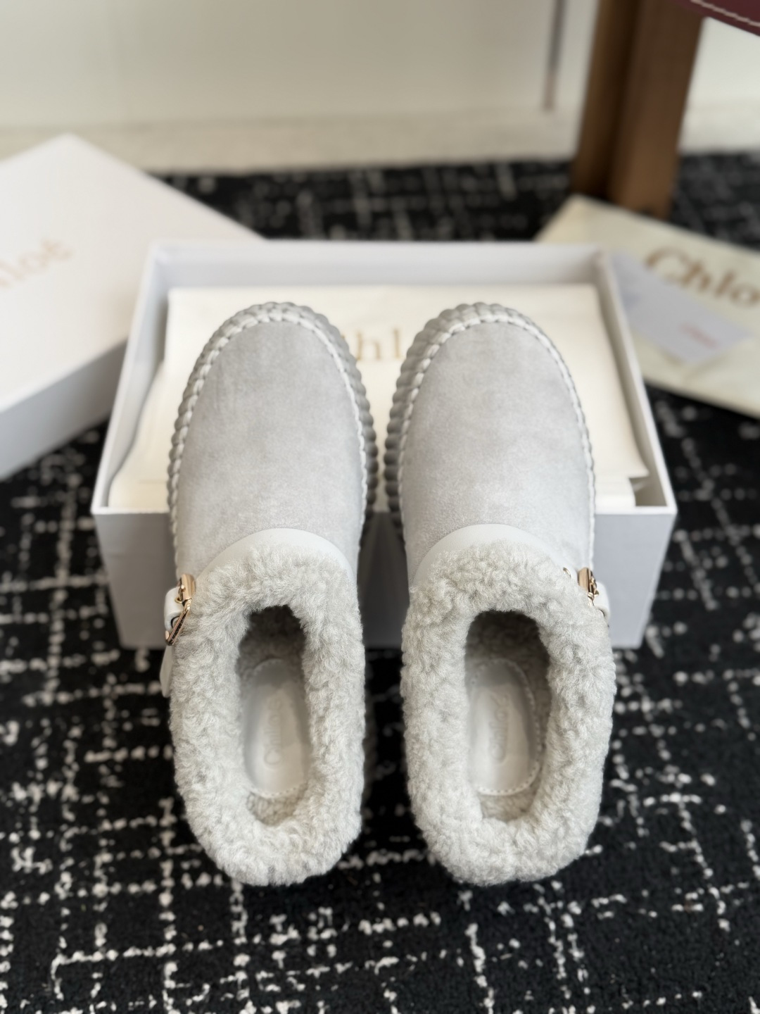 代购级 Chloe蔻依26ss新款厚底加绒雪地短靴✨ 复古搭扣设计,自带松弛氛围感、精选牛反绒面料,质感细腻高级 靴口一 代购级 Chloe蔻依26ss新款厚底加绒雪地短靴✨ 复古搭扣设计,自带松弛氛围感、精选牛反绒面料,质感细腻高级 靴口一