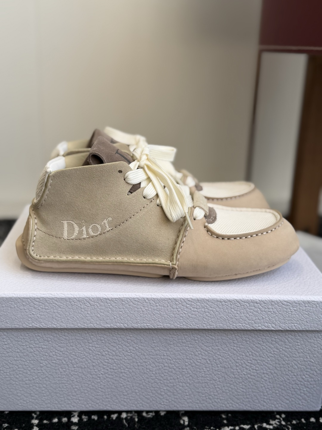 代购级 Dior迪奥休闲运动鞋✨ 采用原版定制进口头层牛皮拼接网面，层次丰富 内里原版定制皮里，上脚柔软不磨脚 鞋底原版