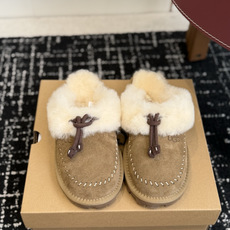 代购级 UGG Coquette Stitch 克格特缝线便鞋✨ 秋冬“踩云级”本命毛毛半拖,适配所有慵懒系穿搭 复古民 代购级 UGG Coquette Stitch 克格特缝线便鞋✨ 秋冬“踩云级”本命毛毛半拖,适配所有慵懒系穿搭 复古民