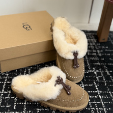 代购级 UGG Coquette Stitch 克格特缝线便鞋✨ 秋冬“踩云级”本命毛毛半拖,适配所有慵懒系穿搭 复古民 代购级 UGG Coquette Stitch 克格特缝线便鞋✨ 秋冬“踩云级”本命毛毛半拖,适配所有慵懒系穿搭 复古民