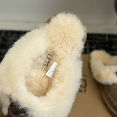 代购级 UGG Coquette Stitch 克格特缝线便鞋✨ 秋冬“踩云级”本命毛毛半拖,适配所有慵懒系穿搭 复古民 代购级 UGG Coquette Stitch 克格特缝线便鞋✨ 秋冬“踩云级”本命毛毛半拖,适配所有慵懒系穿搭 复古民