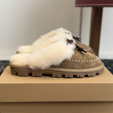 代购级 UGG Coquette Stitch 克格特缝线便鞋✨ 秋冬“踩云级”本命毛毛半拖,适配所有慵懒系穿搭 复古民 代购级 UGG Coquette Stitch 克格特缝线便鞋✨ 秋冬“踩云级”本命毛毛半拖,适配所有慵懒系穿搭 复古民