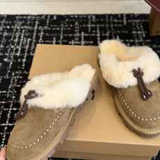 代购级 UGG Coquette Stitch 克格特缝线便鞋✨ 秋冬“踩云级”本命毛毛半拖,适配所有慵懒系穿搭 复古民 代购级 UGG Coquette Stitch 克格特缝线便鞋✨ 秋冬“踩云级”本命毛毛半拖,适配所有慵懒系穿搭 复古民