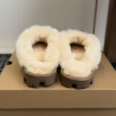 代购级 UGG Coquette Stitch 克格特缝线便鞋✨ 秋冬“踩云级”本命毛毛半拖,适配所有慵懒系穿搭 复古民 代购级 UGG Coquette Stitch 克格特缝线便鞋✨ 秋冬“踩云级”本命毛毛半拖,适配所有慵懒系穿搭 复古民