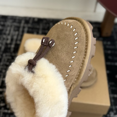 代购级 UGG Coquette Stitch 克格特缝线便鞋✨ 秋冬“踩云级”本命毛毛半拖,适配所有慵懒系穿搭 复古民 代购级 UGG Coquette Stitch 克格特缝线便鞋✨ 秋冬“踩云级”本命毛毛半拖,适配所有慵懒系穿搭 复古民