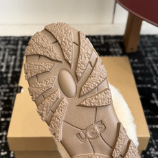 代购级 UGG Coquette Stitch 克格特缝线便鞋✨ 秋冬“踩云级”本命毛毛半拖,适配所有慵懒系穿搭 复古民 代购级 UGG Coquette Stitch 克格特缝线便鞋✨ 秋冬“踩云级”本命毛毛半拖,适配所有慵懒系穿搭 复古民