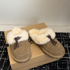 代购级 UGG Coquette Stitch 克格特缝线便鞋✨ 秋冬“踩云级”本命毛毛半拖,适配所有慵懒系穿搭 复古民 代购级 UGG Coquette Stitch 克格特缝线便鞋✨ 秋冬“踩云级”本命毛毛半拖,适配所有慵懒系穿搭 复古民