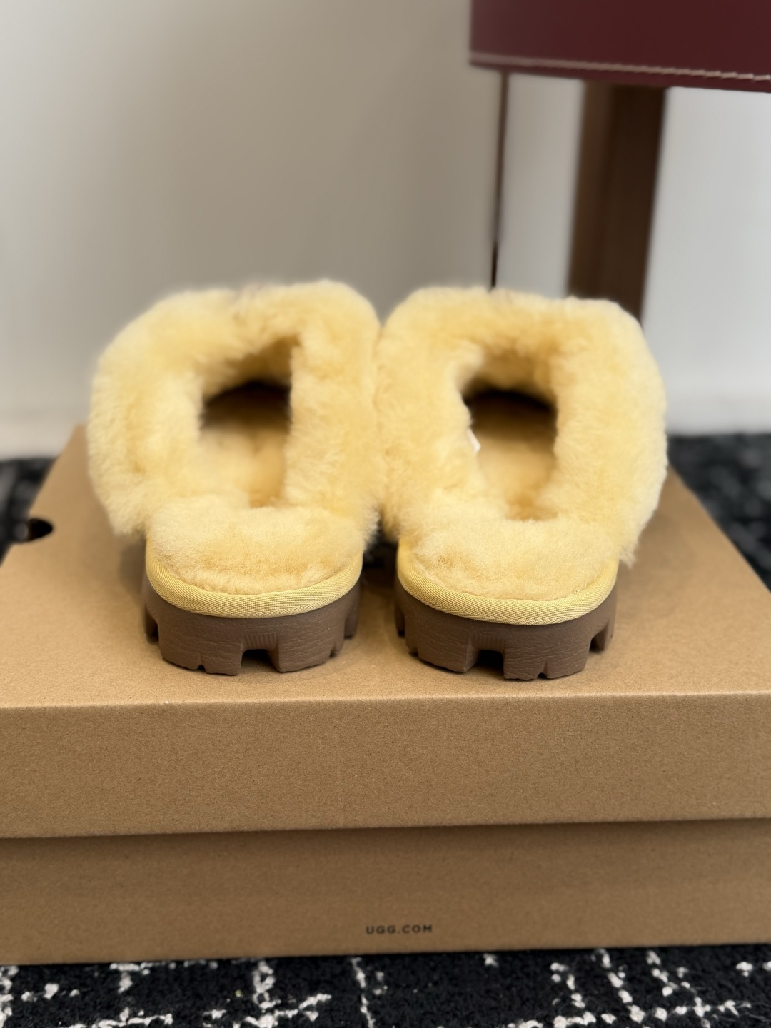 代购级 UGG Coquette Stitch 克格特缝线便鞋✨ 秋冬“踩云级”本命毛毛半拖，适配所有慵懒系穿搭 复古民