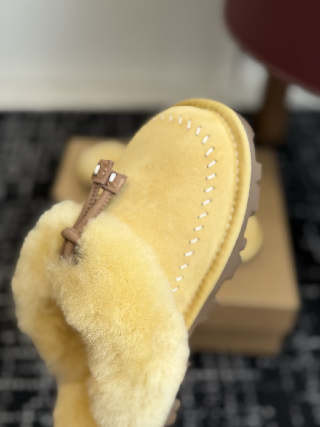 代购级 UGG Coquette Stitch 克格特缝线便鞋✨ 秋冬“踩云级”本命毛毛半拖，适配所有慵懒系穿搭 复古民