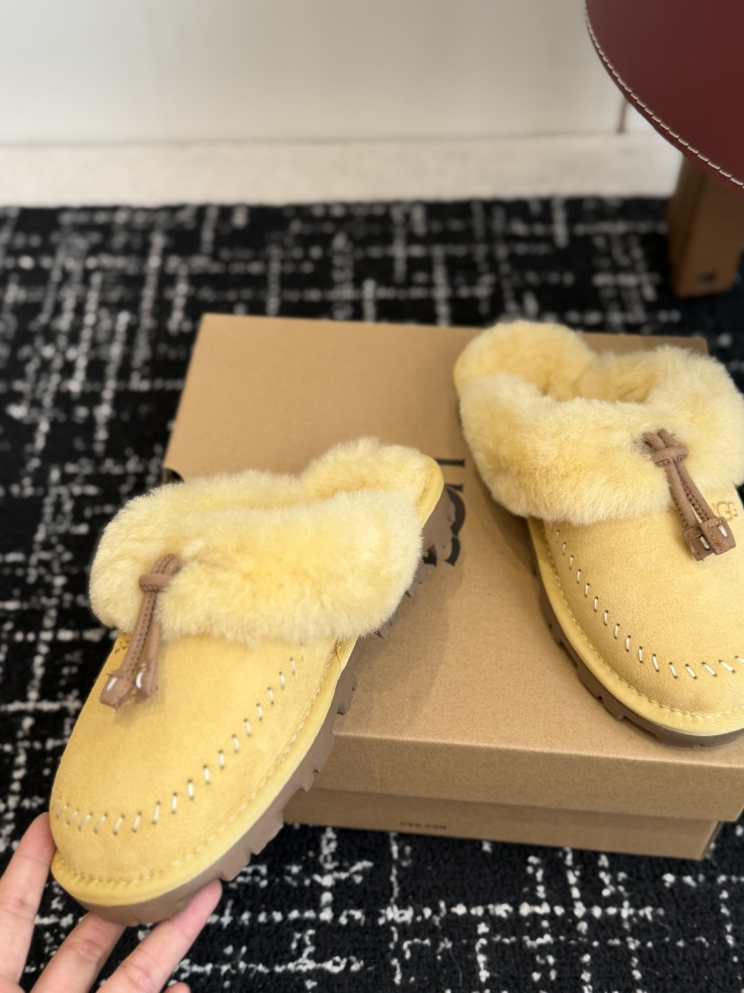 代购级 UGG Coquette Stitch 克格特缝线便鞋✨ 秋冬“踩云级”本命毛毛半拖，适配所有慵懒系穿搭 复古民