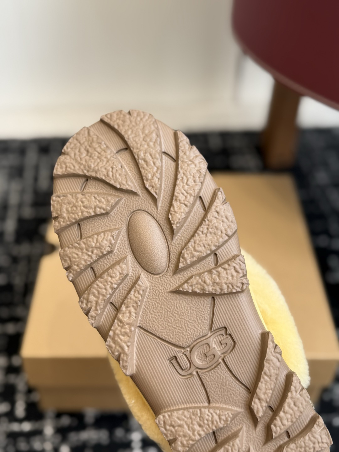 代购级 UGG Coquette Stitch 克格特缝线便鞋✨ 秋冬“踩云级”本命毛毛半拖，适配所有慵懒系穿搭 复古民
