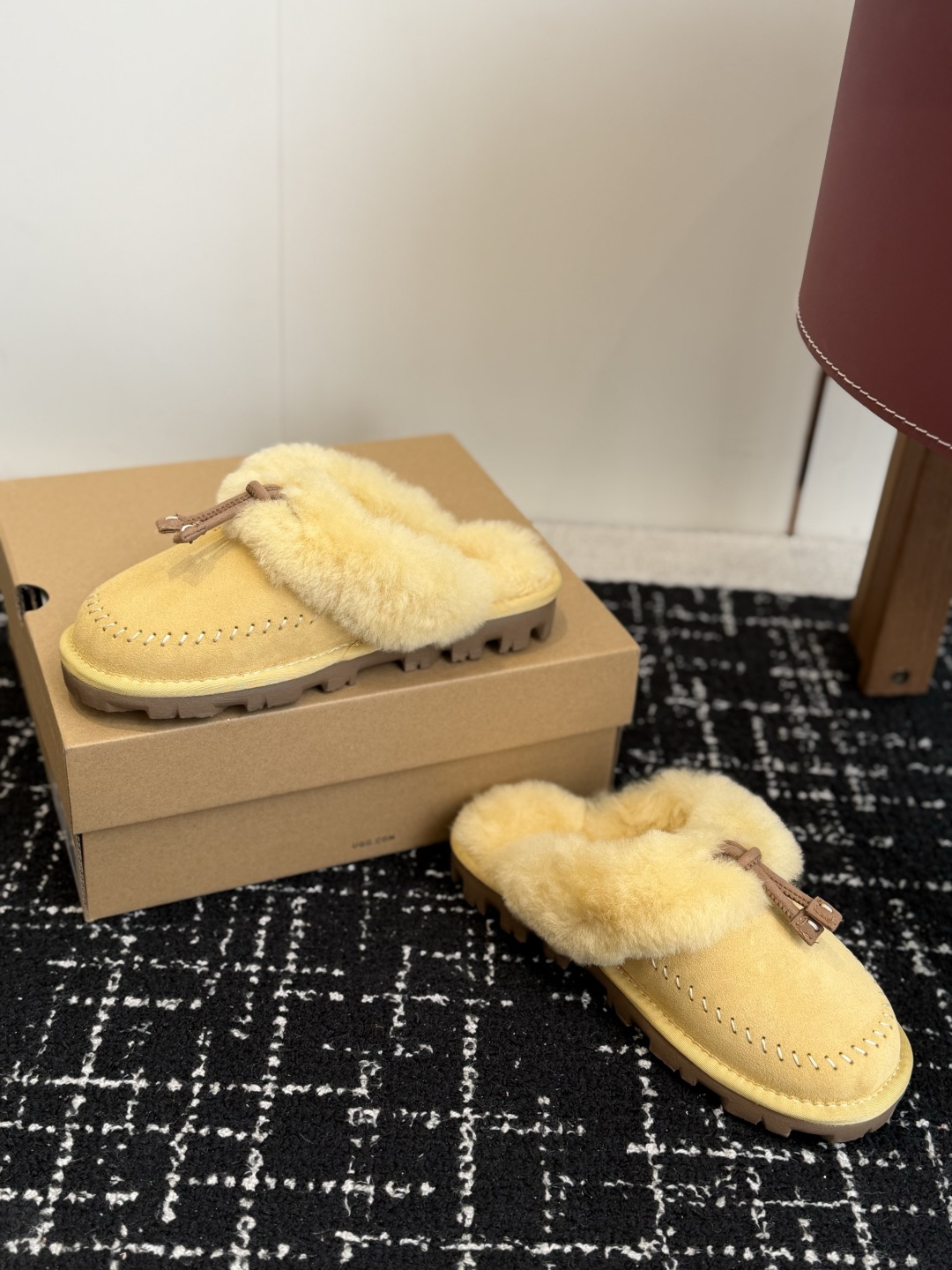 代购级 UGG Coquette Stitch 克格特缝线便鞋✨ 秋冬“踩云级”本命毛毛半拖，适配所有慵懒系穿搭 复古民