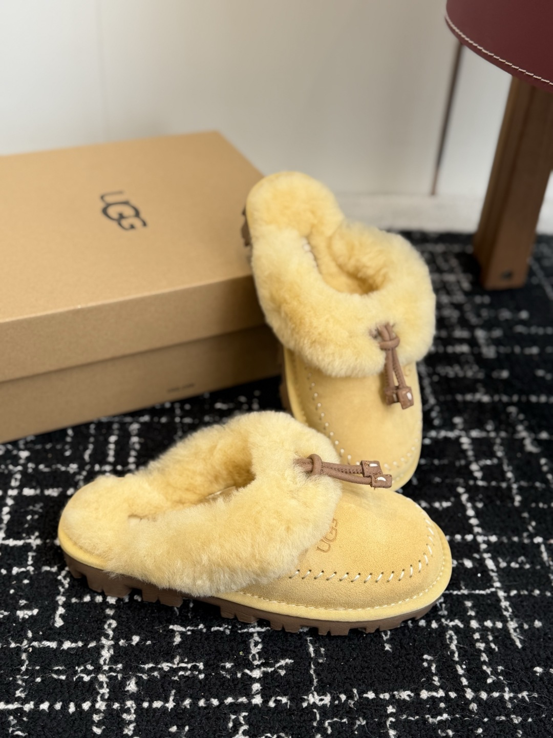 代购级 UGG Coquette Stitch 克格特缝线便鞋✨ 秋冬“踩云级”本命毛毛半拖，适配所有慵懒系穿搭 复古民