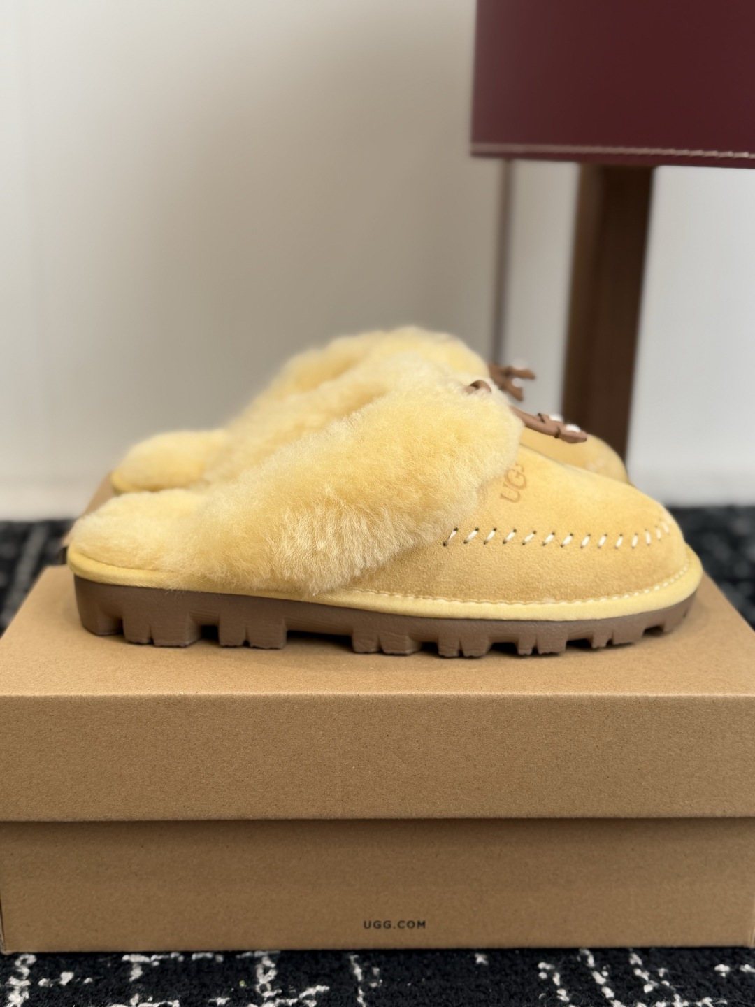 代购级 UGG Coquette Stitch 克格特缝线便鞋✨ 秋冬“踩云级”本命毛毛半拖，适配所有慵懒系穿搭 复古民
