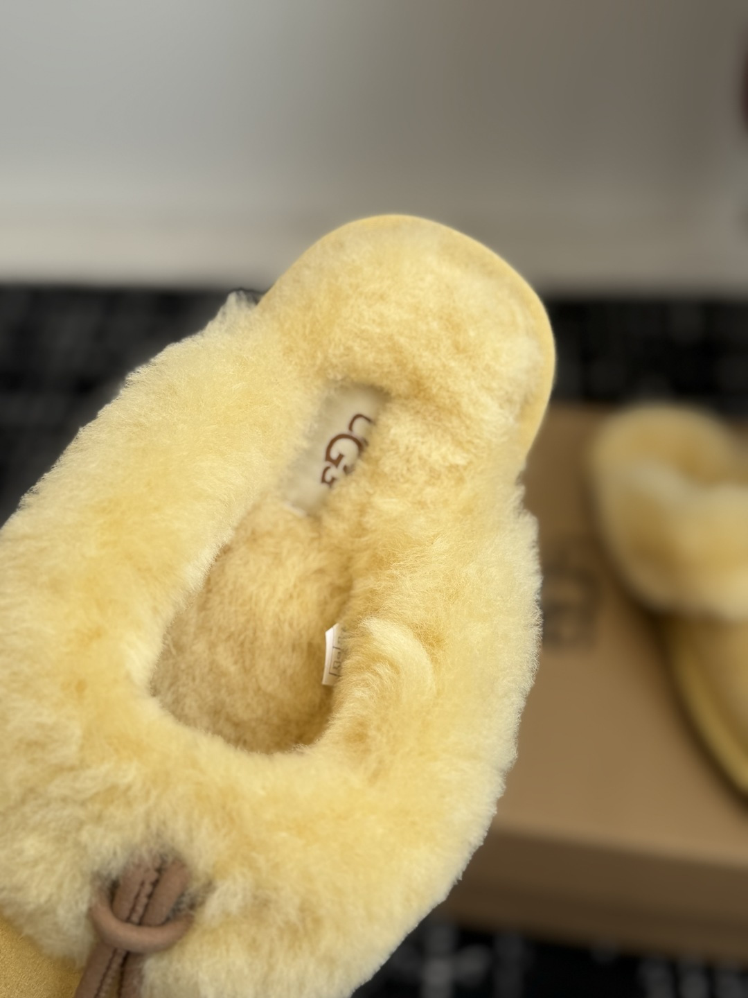 代购级 UGG Coquette Stitch 克格特缝线便鞋✨ 秋冬“踩云级”本命毛毛半拖，适配所有慵懒系穿搭 复古民