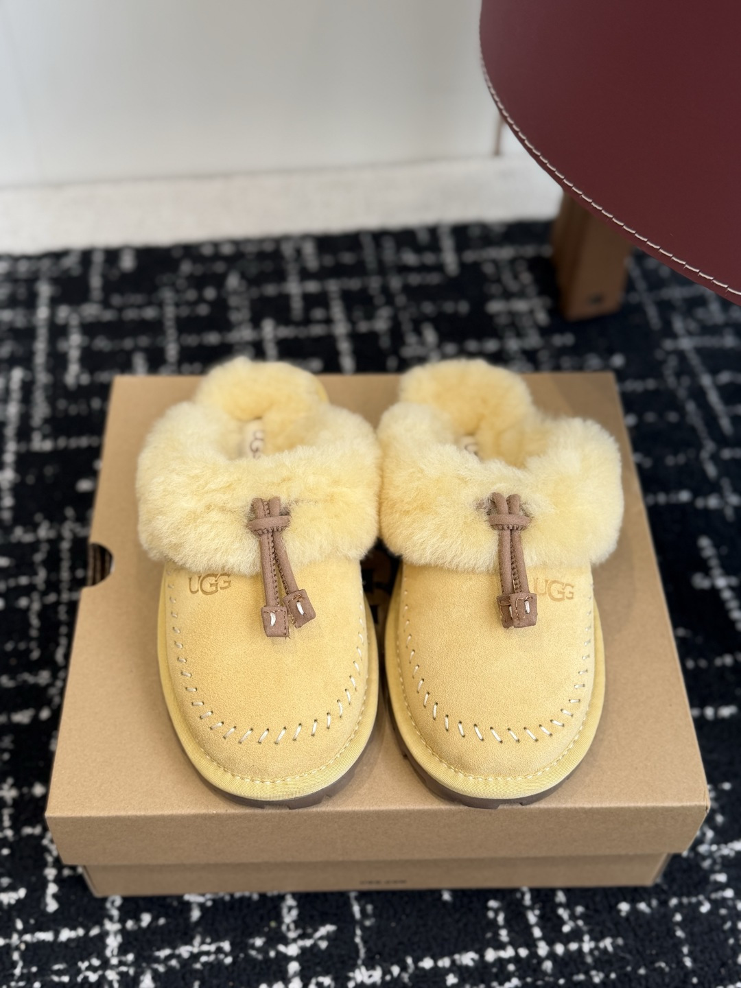代购级 UGG Coquette Stitch 克格特缝线便鞋✨ 秋冬“踩云级”本命毛毛半拖,适配所有慵懒系穿搭 复古民 代购级 UGG Coquette Stitch 克格特缝线便鞋✨ 秋冬“踩云级”本命毛毛半拖,适配所有慵懒系穿搭 复古民